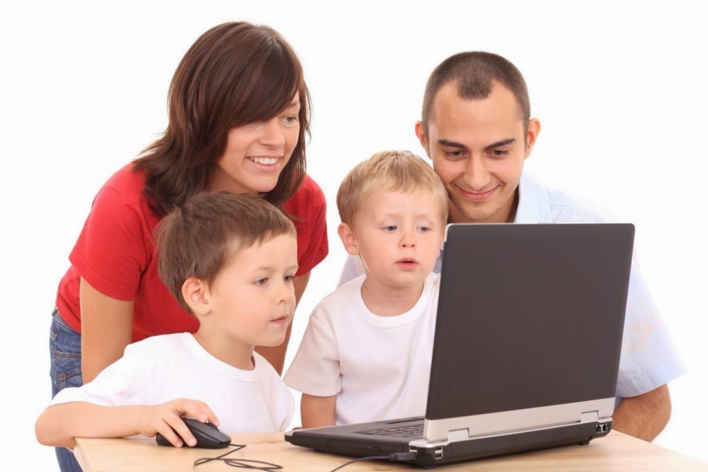 Una familia utilizando internet.