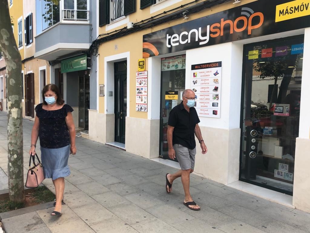 Gente con mascarilla en Ciutadella (Foto: Tolo Mercadal)