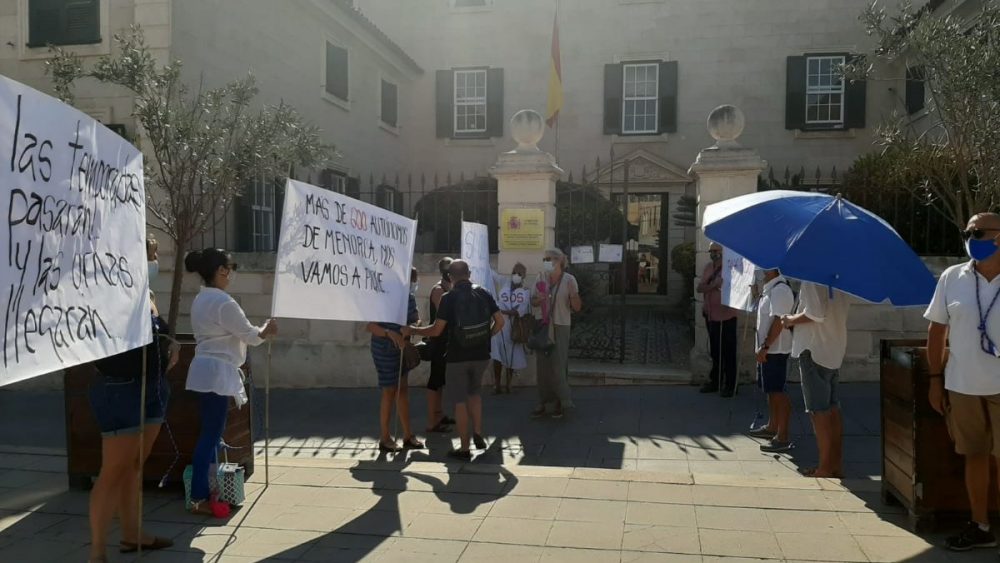 Han vuelto a manifestarse este miñercoles en la Plaza Miranda de Maó