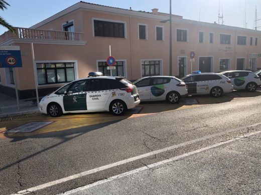 Efectivos de la Guardia Civil han desalojado las dependencias de la AP en Maó (Foto: Tolo Mercadal)