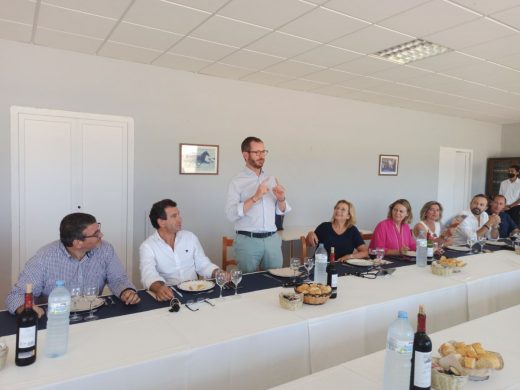 (Fotos) Javier Maroto pide un tipo superreducido del IVA turístico en su visita a Menorca