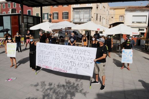 Concentración de los autónomos de temporada en la Plaza Miranda de Maó (Foto: Tolo Mercadal)