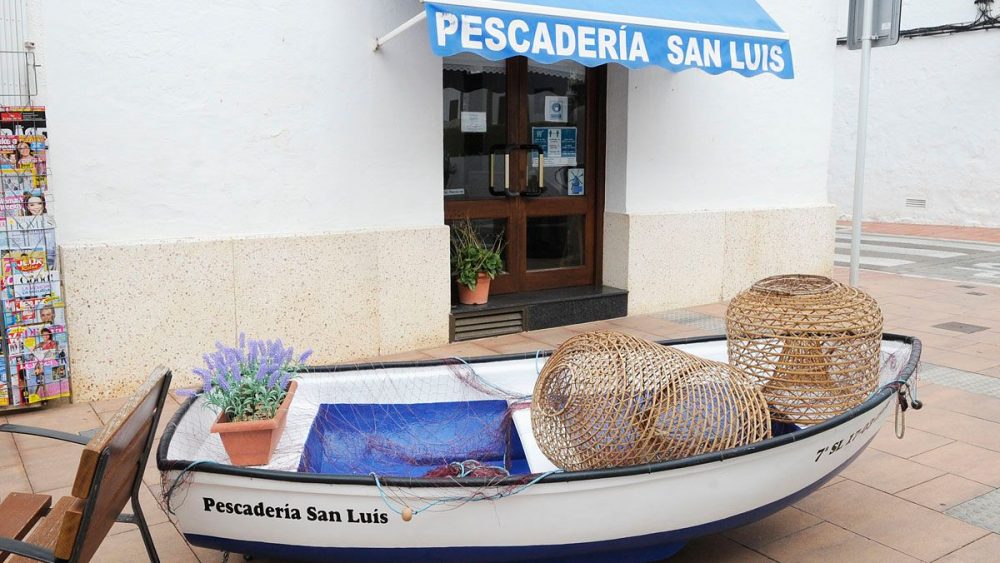 Una barca en la pescadería (Fotos: Tolo Mercadal)