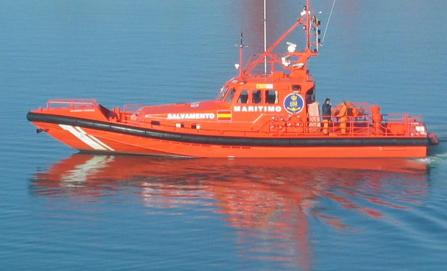 Salvamento Marítimo ha remolcado el barco hasta el puerto de Fornells