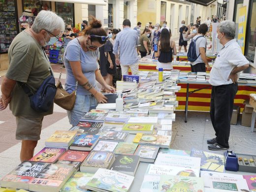 (Fotos) Maó sucumbe al encanto de Sant Jordi y los libros