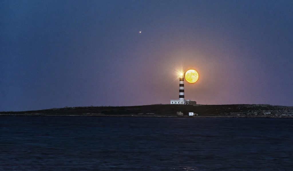 La luna llena sobre Menorca (Foto: Mikel Llambías)