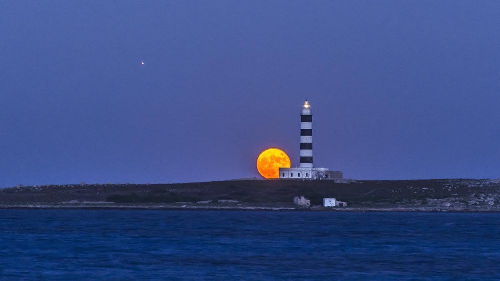 La impresionante luna asciende por el Faro de la Illa del Aire (Foto: Mikel Llambias)