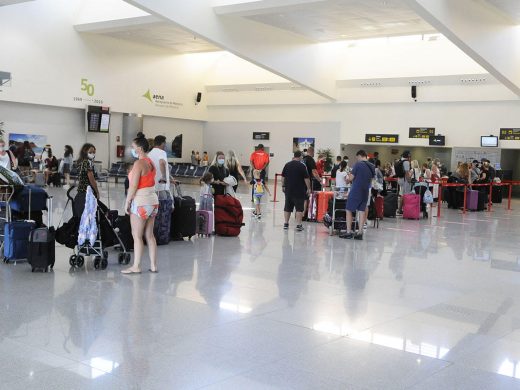 (Fotos) Los turistas británicos se van de Menorca y no volverán antes del 3 de agosto