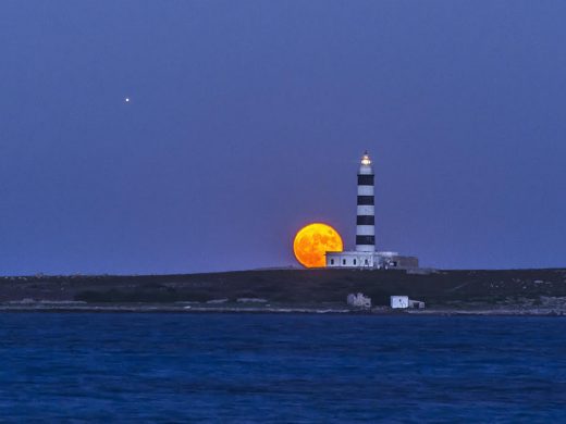 (Fotos) La luna llena, Júpiter y Saturno en la noche de Menorca