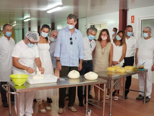 (Galería de imágenes) Los reyes conocen la elaboración del queso de Menorca