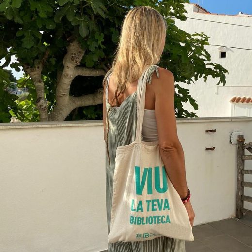 Imagen de las nuevas bolsas que repartirán las bibliotecas de Menorca