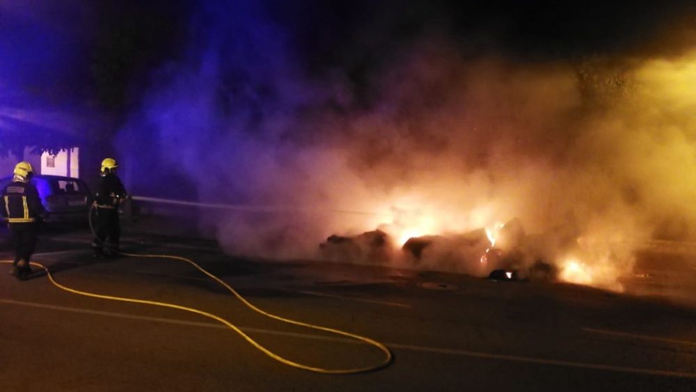 Bomberos actuando para apagar el fuego