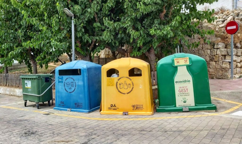 Contenedores de reciclaje en Es Castell