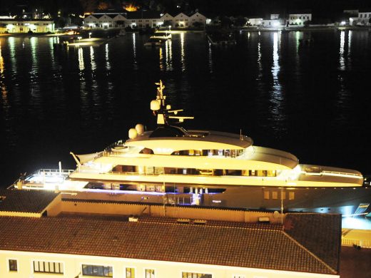 (Fotos) Icon, el megayate que se alquila por 550.000 euros semanales, atraca en el puerto de Maó