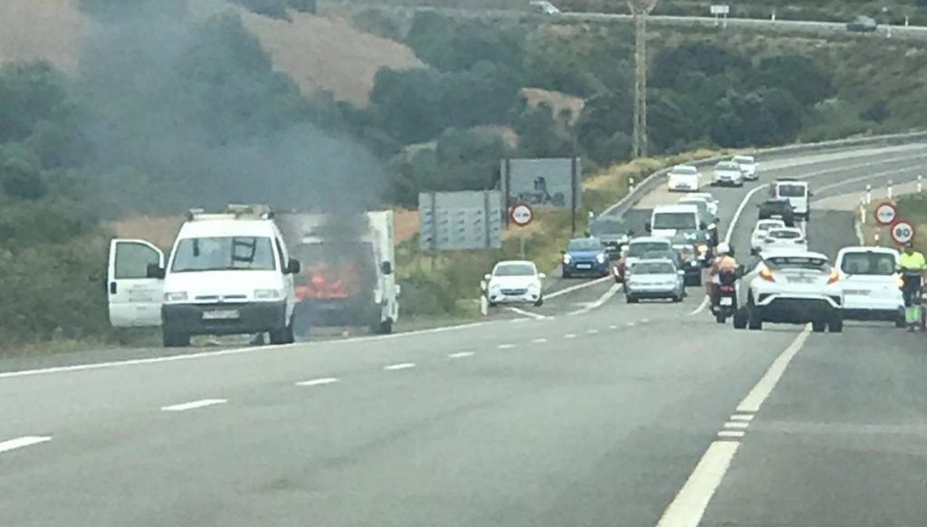 Imagen del vehículo incendiado.