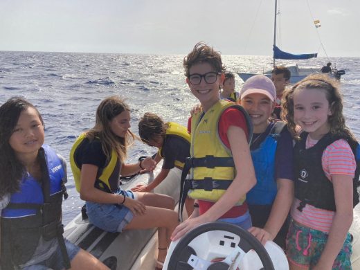 (Fotos) Jóvenes de Es Nàutic devuelven al mar dos tortugas que habían encontrado heridas