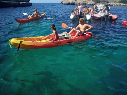 (Fotos) Los palistas del Nàutic limpian las aguas de Sa Farola