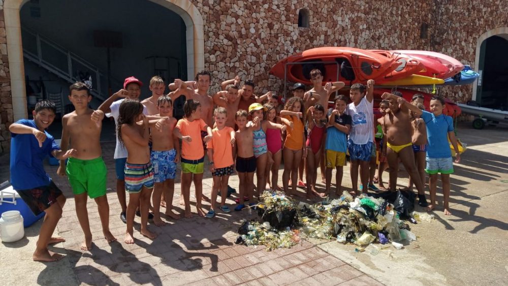 Los jóvenes, con el material que han retirado del mar (Fotos: Club Nàutic Ciutadella)