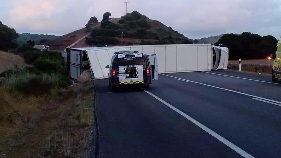 Imagen del camión volcado en la carretera el pasado mes de agosto