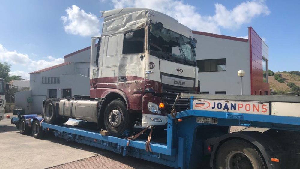 Así ha quedado el camión tras el accidente (Fotos y vídeo: Tolo Mercadal)