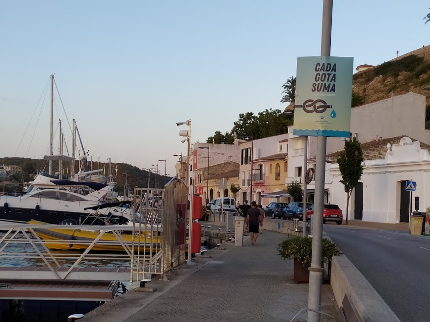 Banderolas en las farolas del puerto de Maó (Foto: EA)