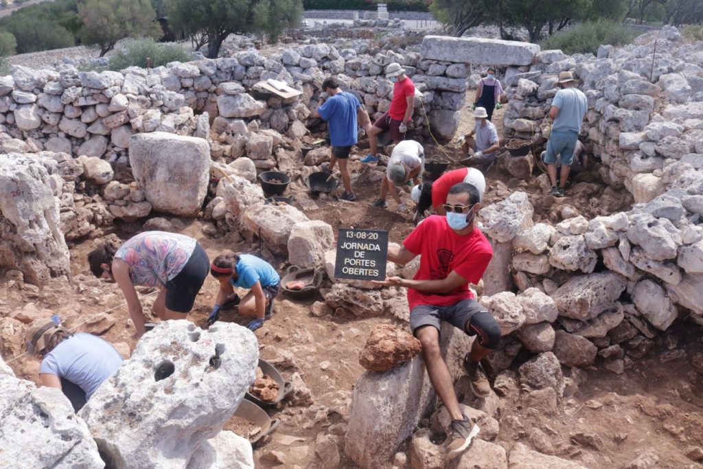 Trabajando en la campaña arqueologica del poblado de Torre d'en Galmés