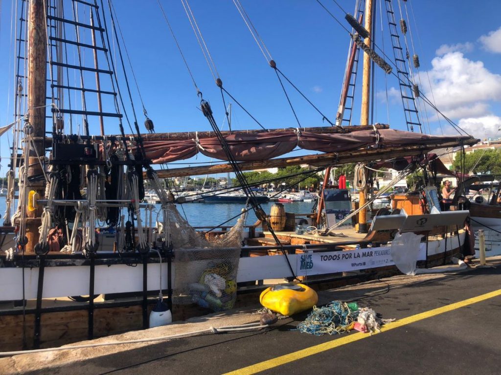 Imagen del barco de Save Med y de basura y artefactos recogidos en el mar