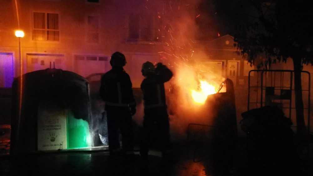 Intentando sofocar el incendio (Foto Policía Local Ciutadella)