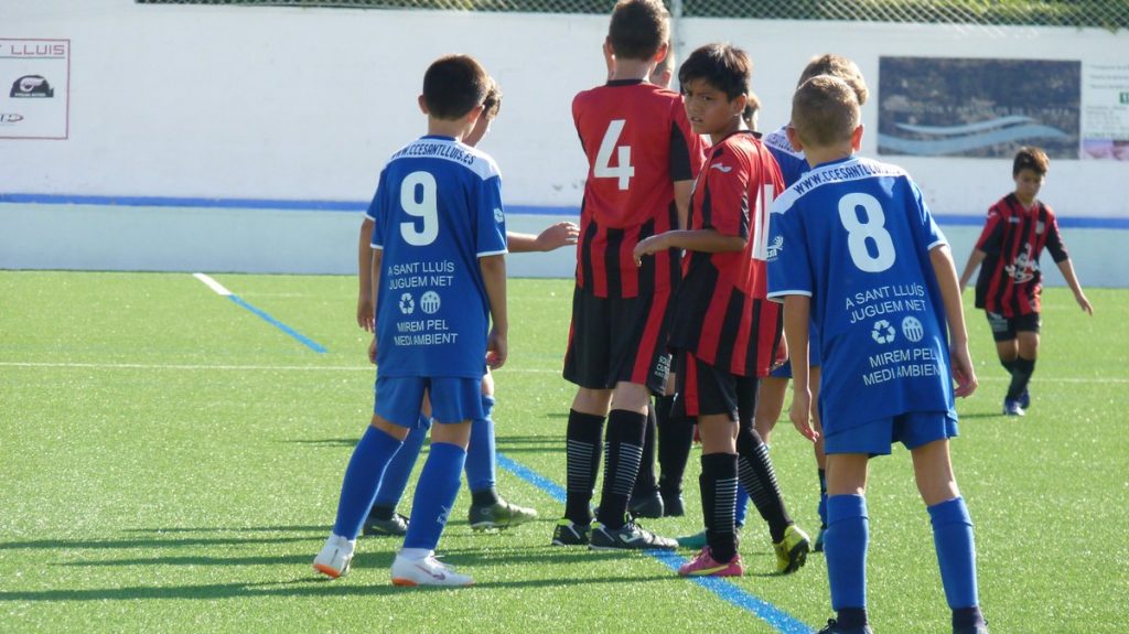 Partido de fútbol base en Sant Lluís.