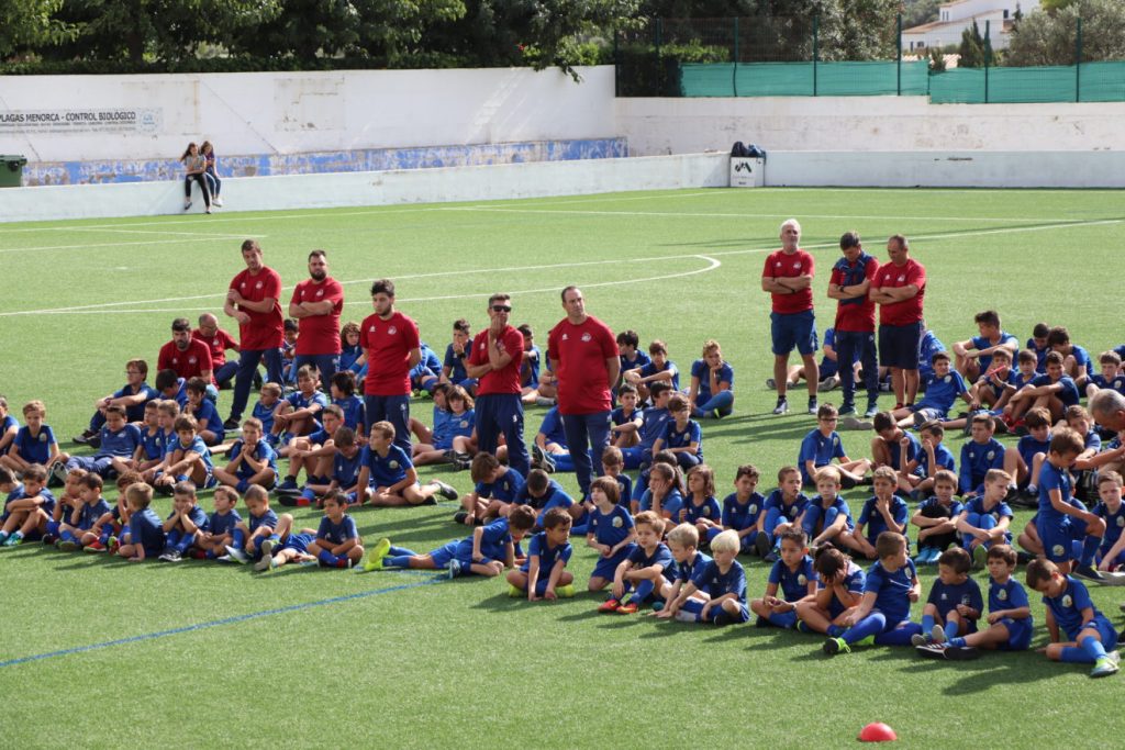 Técnicos y jugadores de la base del Sant Lluís.