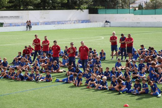 Técnicos y jugadores de la base del Sant Lluís.