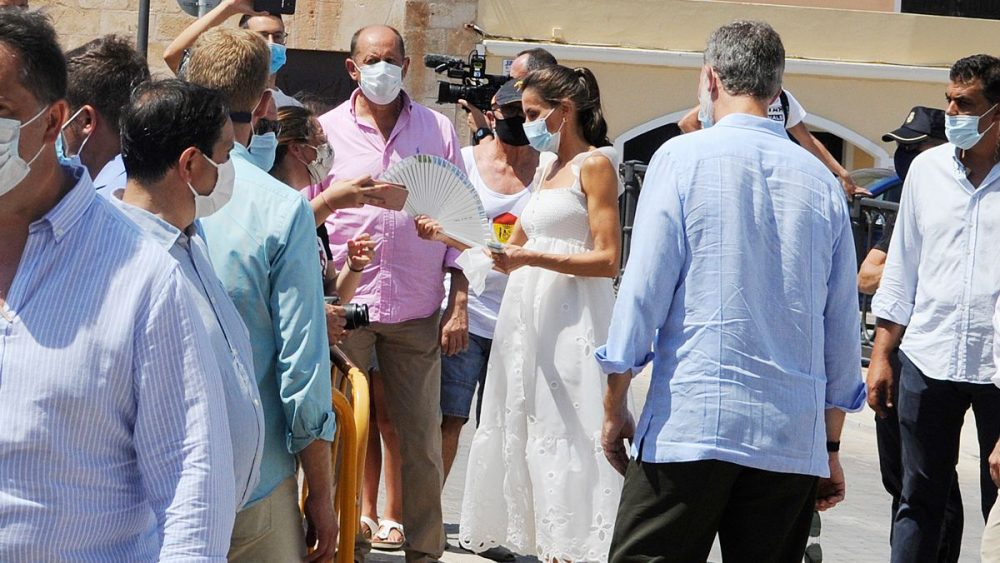 En Ciutadella una mujer le ha regalado un abanico a la reina Letizia (Foto: Tolo Mercadal)