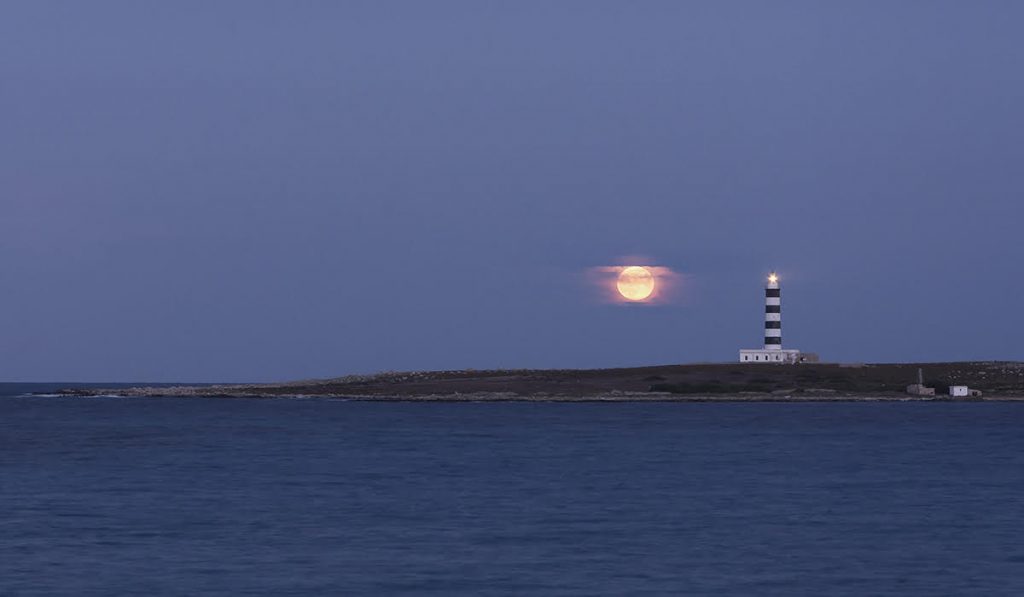 Espectáculo natural de la luna llena en Menorca (Foto: Mikel Llambías)