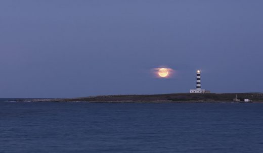 Espectáculo natural de la luna llena en Menorca (Foto: Mikel Llambías)