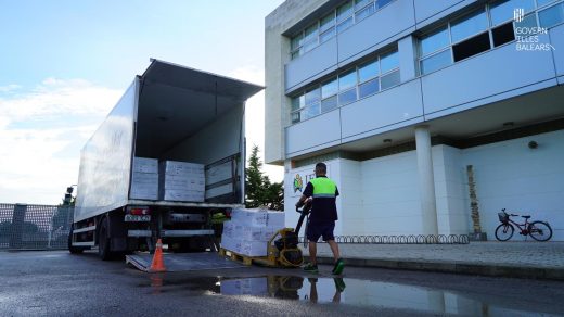 Imagen del traslado de material desde Mallorca (Fotos: Govern balear)