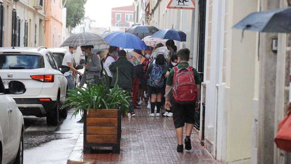 Alumnos entrando en un colegio en Maó (Foto: Tolo Mercadal)