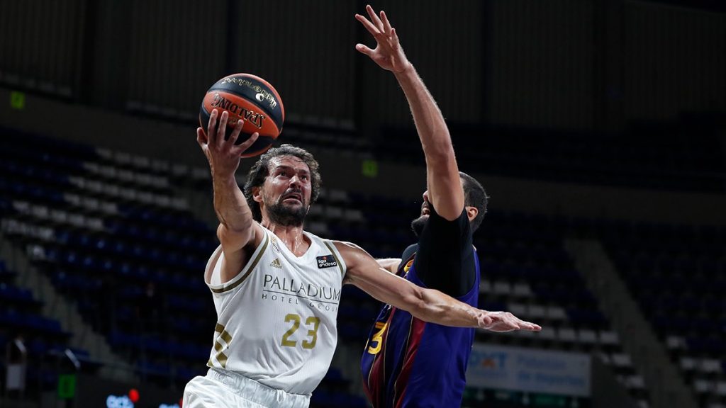 Llull penetra a canasta en el partido ante el Barça (Foto: Real Madrid)