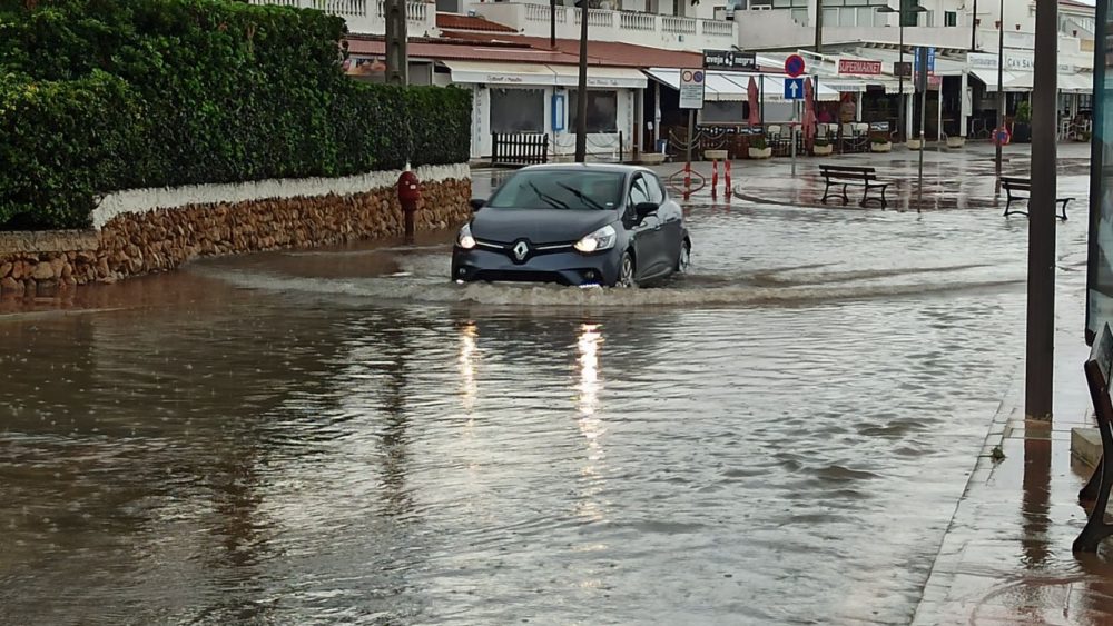 Calles con mucha agua mientras circulaban los vehículos (Fotos: @avantocat)