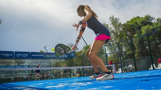 Gemma Triay golpea la bola durante el partido (Foto: World Padel Tour)