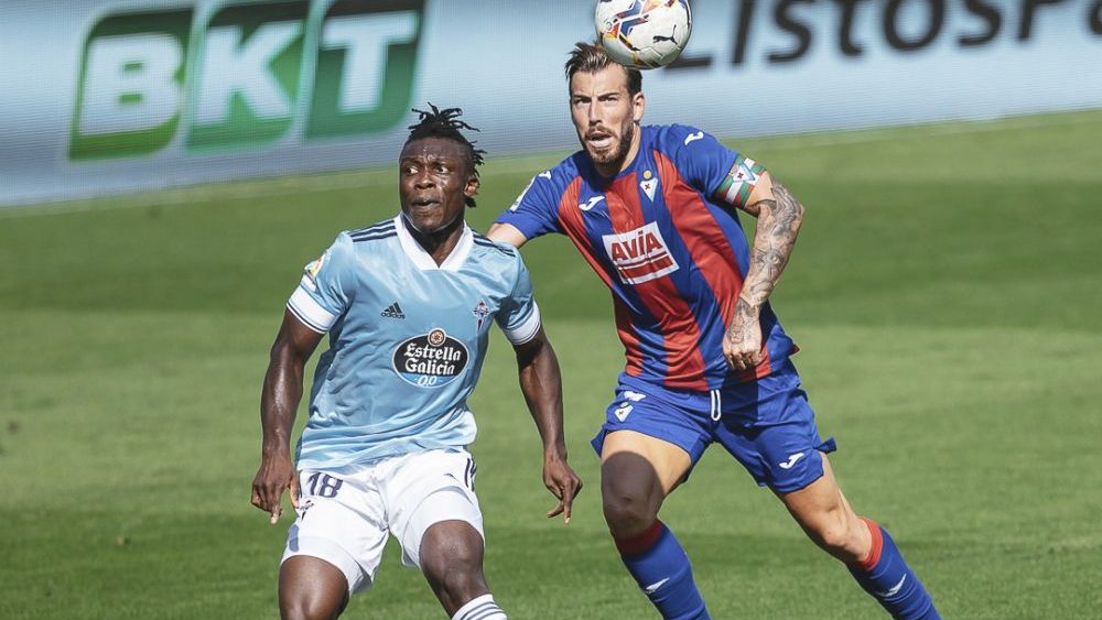 Sergi Enrich disputa un balón (Fotos: SD Eibar y La Liga)