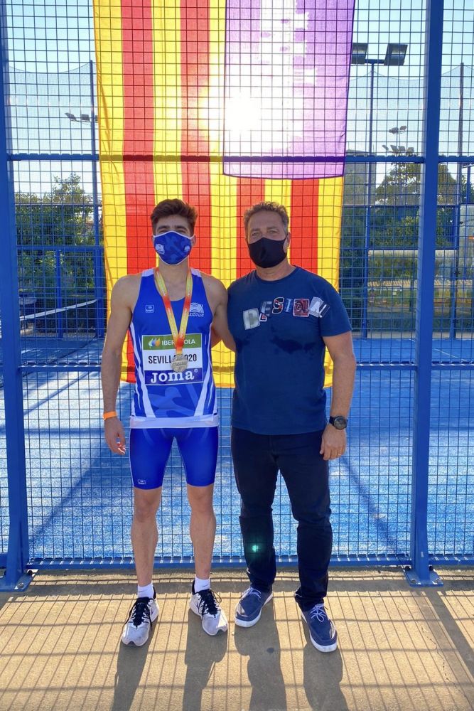 Pons, a la izquierda, con la medalla de plata (Foto: Federació Atletisme Illes Balears)