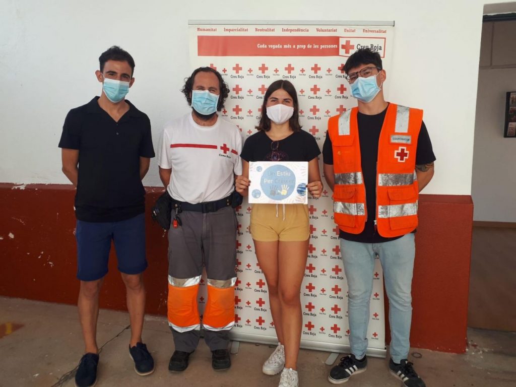 Una de las participantes, junto a Rafel Quintana y miembros de la Creu Roja (Foto: Ajuntament d'Alaior)