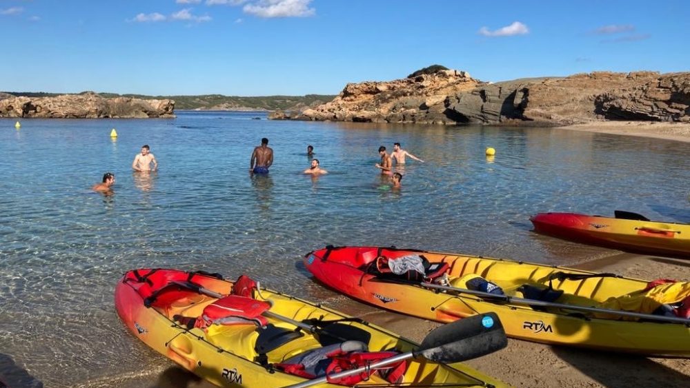 Un momento de los jugadores en la playa (Fotos: Hestia Menorca)