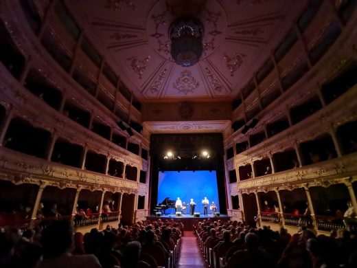 (Fotos) Menorca responde a la Hermandad Rociera llenando el Teatro en “Siempre Unidos”