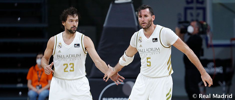 Llull felicita a Rudy durante el partido (Foto: Real Madrid)