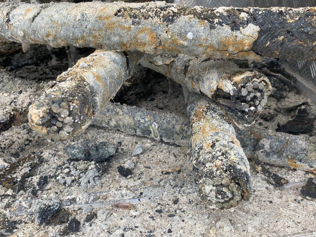 Restos del cable que ya eran visibles en la playa y molestaban a los usuarios