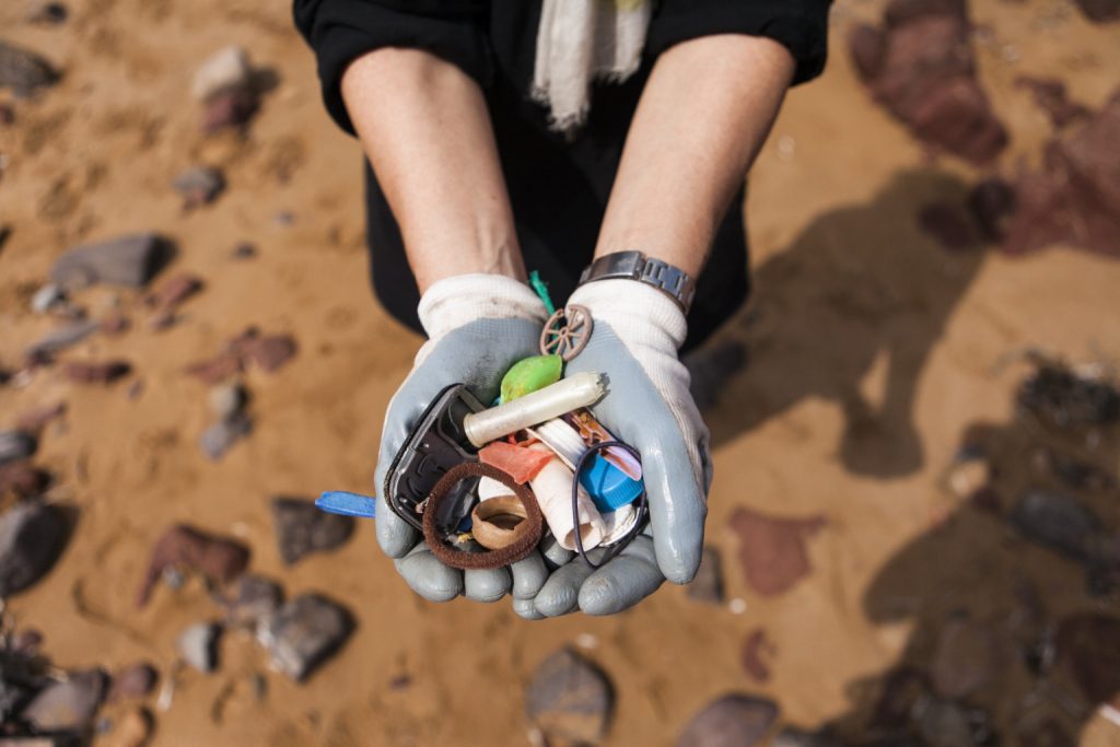 Retirada de plásticos en el litoral (Foto: GOB Menorca)