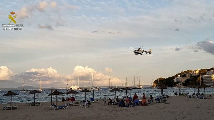 Un helicóptero en una playa de Mallorca.