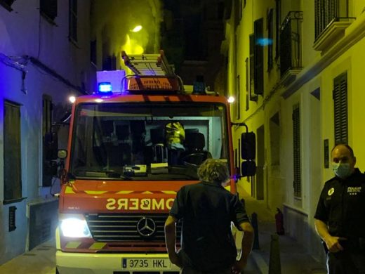 (Fotos y vídeo) Fuego en Maó