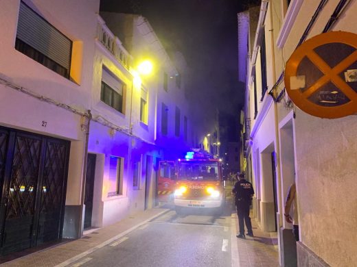 (Fotos y vídeo) Fuego en Maó